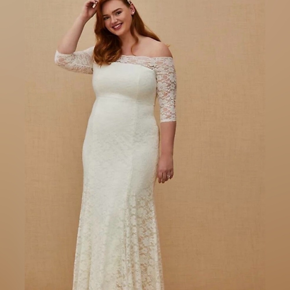Torrid Off-Shoulder Lace Wedding Dress in Cream, size 18, NWT